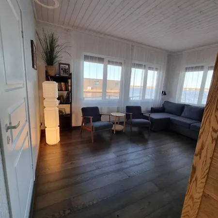 Houseboat 