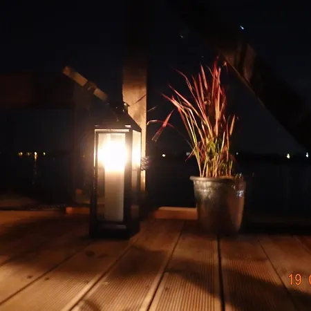 Houseboat 